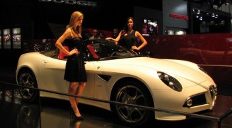 Hibrid és elektromos autók tömkelege Genfben