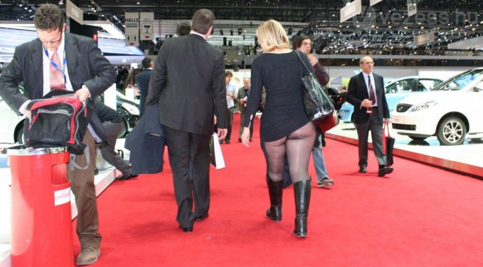 Sokkhatás egy tompor miatt 3 | Vezess Talán csak felcsúszott a szoknyája?