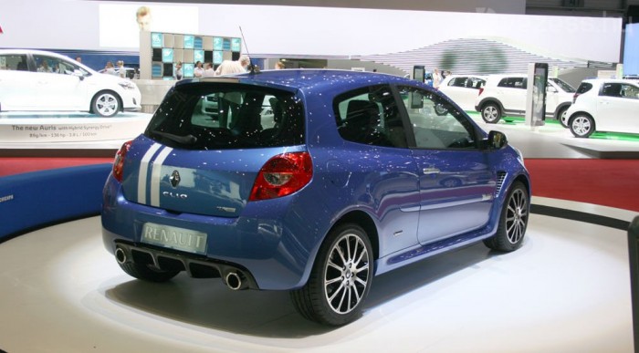 Csíkos sportmodell a Renault-tól 6