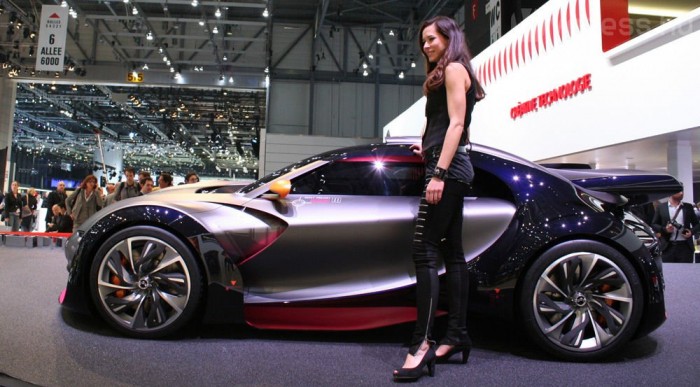 Alig ér a hölgy derekéig