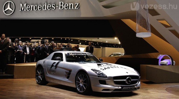 Schumacher az új F1 biztonsági autóval – videó 6