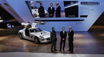 Schumacher az új F1 biztonsági autóval - videó