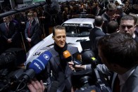 Schumacher az új F1 biztonsági autóval – videó 12