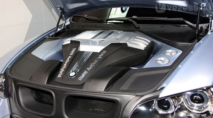 Ötödével takarékosabb a hibrid X6 a V8-as turbósnál