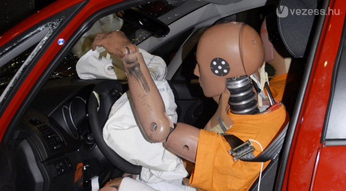 Frontális ütközésnél veszélyben a mellkas