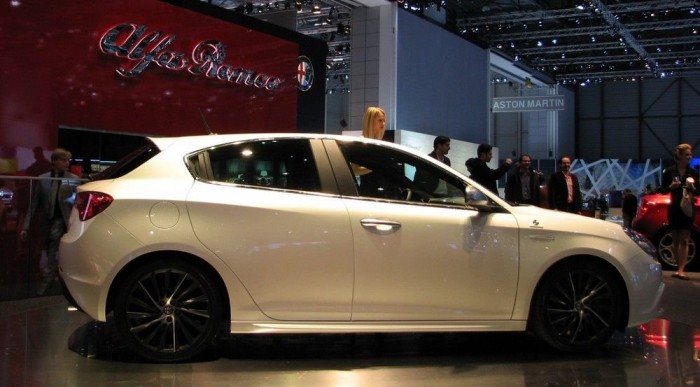 Mit láttunk Genfben az Alfa-Romeótól? 8 | Vezess Gyöngyházfehérben minden kocsi üt