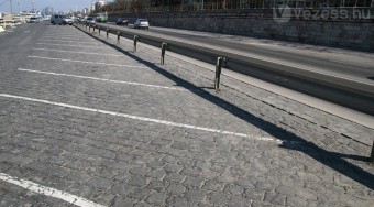 Üres parkolók, több millióért
