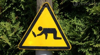 Részegek a KRESZ-táblán