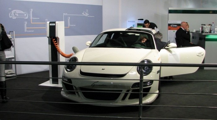 Elektromos Porsche, furcsa aktussal a bal egyben