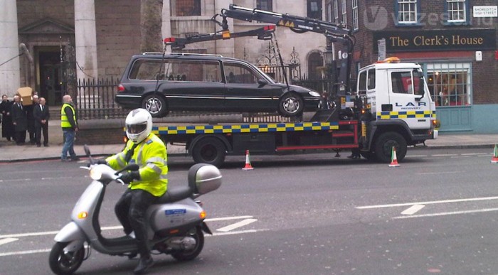 Buzgó ellenőrök: elvitték a halottaskocsit