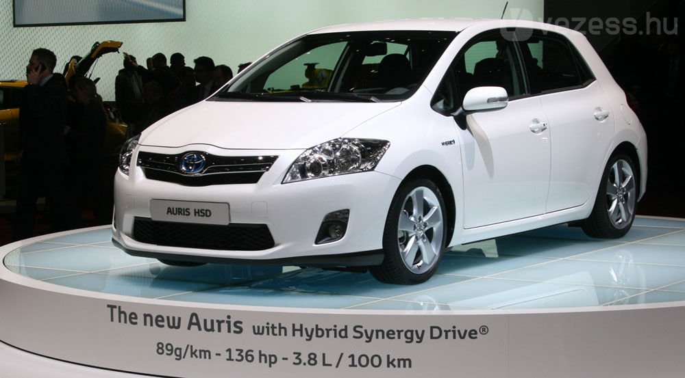 Idén érkezne a hibrid Auris