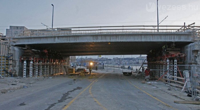 Fotók a Margit híd megemeléséről 7 | Vezess 20 centivel több hely lesz