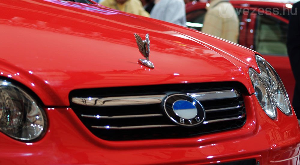 37761_288639_1000x700.jpg | Vezess | Vezess Így kezdték: Mercedes koppintás, BMW jellel és egy Rollsos angyallal