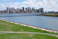 Jersey City, Liberty State Park, a háttérben Manhattan