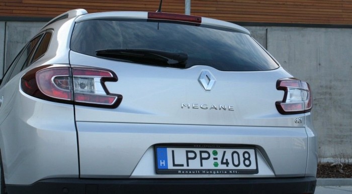 Teszt: Renault Mégane 2.0 dCi aut. 9 | Vezess Kis dizájnpúp a hátsó szélvédőben