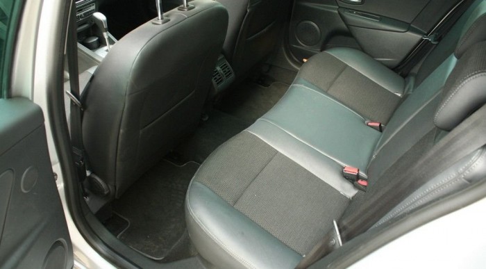 Teszt: Renault Mégane 2.0 dCi aut. 10 | Vezess Hátul két felnőtt kényelmesen elfér