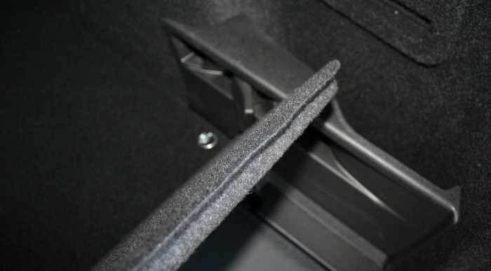 Teszt: Renault Mégane 2.0 dCi aut. 11 | Vezess Szívfájdítóan logikus az elgurulásgátló lap kitámasztása