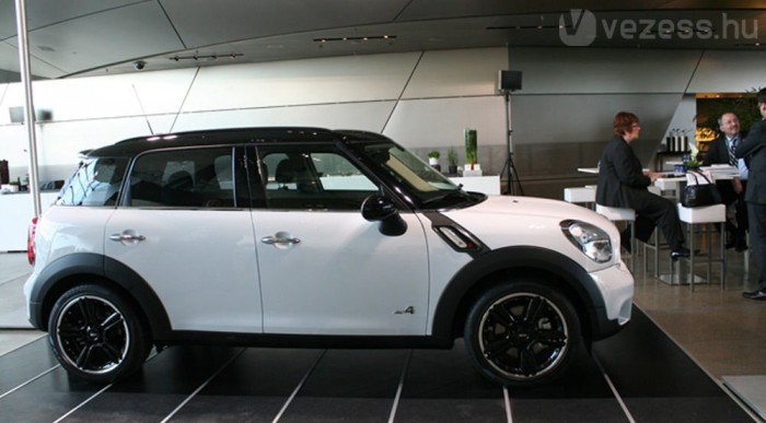 Összkerékhajtásra is alkalmas az új padlólemez, ami a Countryman utódja miatt is fontos