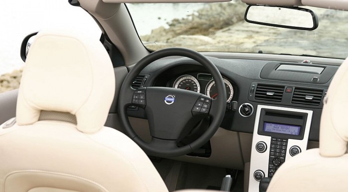 Télen is ledobjuk a felsőt: Volvo C70 12 | Vezess Sokgombos kormány