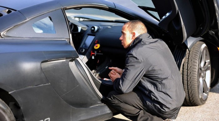 Hamilton kipróbálta az új McLarent – videó 6