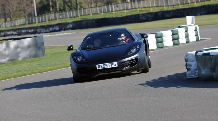 Hamilton kipróbálta az új McLarent – videó 7