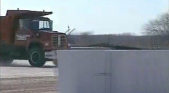Megdöbbentő videó: a kamion és a betonfal