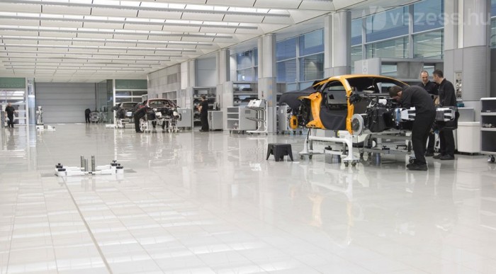 Leleplezték a McLaren új autóját 7