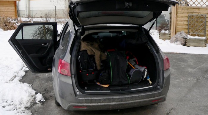 Négy embernek szűkös sícumóval