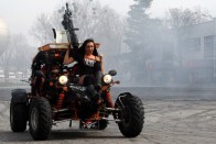 Nem a Mad Max új részét forgatták, ez csak a FUEL Girls