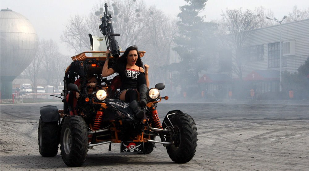 Nem a Mad Max új részét forgatták, ez csak a FUEL Girls