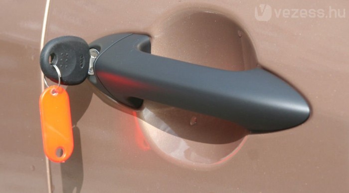 Mit ér a legolcsóbb családi Kia? 6 | Vezess Nincs távirányító a központi zárhoz az LX-ben