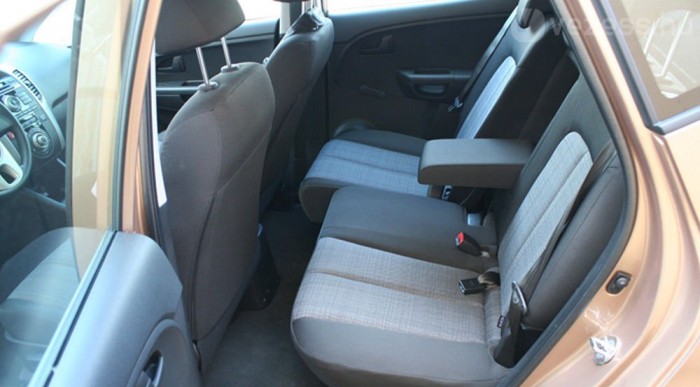 Mit ér a legolcsóbb családi Kia? 9 | Vezess Hátratolt üléssel tágas a lábtér