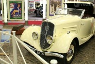 1935-ös a 401 D Coupé. Acélteteje egyben nyitható