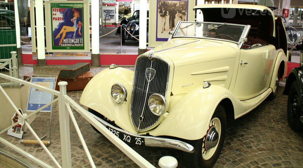 1935-ös a 401 D Coupé. Acélteteje egyben nyitható