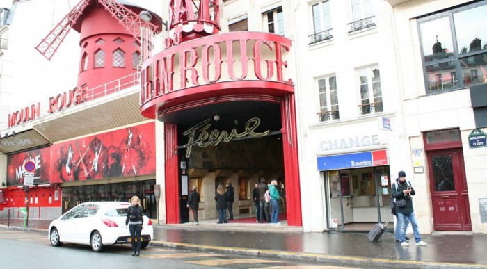 A Lidót keresni kell, a Moulin Rouge épülete jóval feltűnőbb