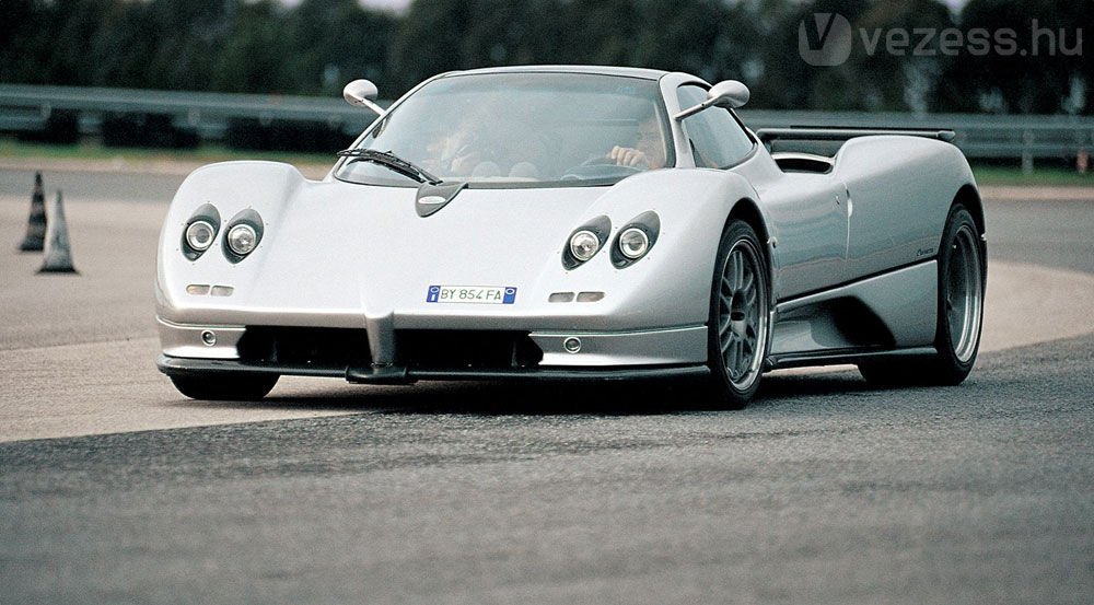 555 lóerős Mercedes-AMG motorral