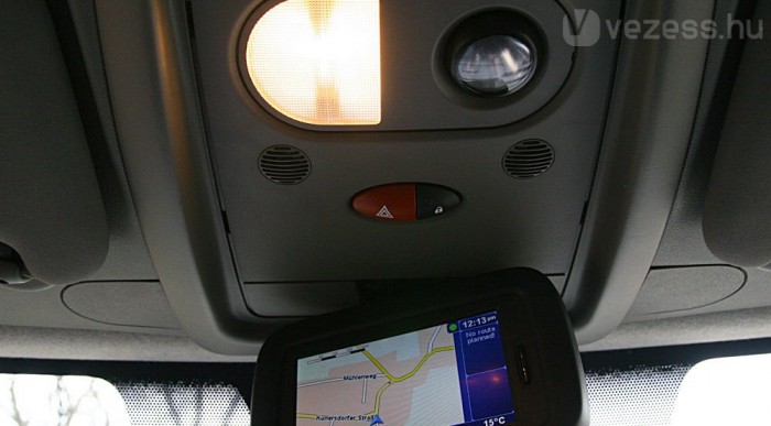 Ki tervezte ide a vészvillogó kapcsolóját?!