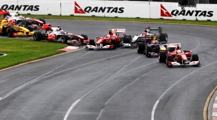 Alonso és Schumacher is megforgott a rajtnál