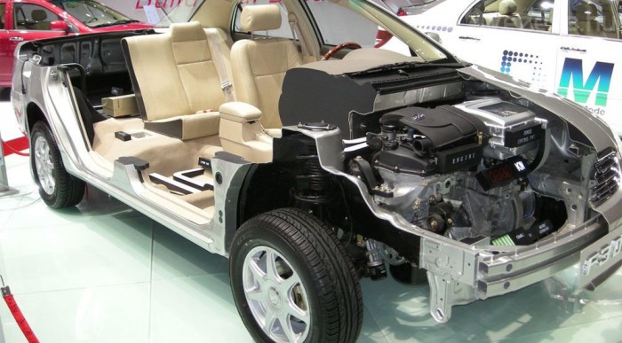 Az orrban van a benzines és villanymotor is