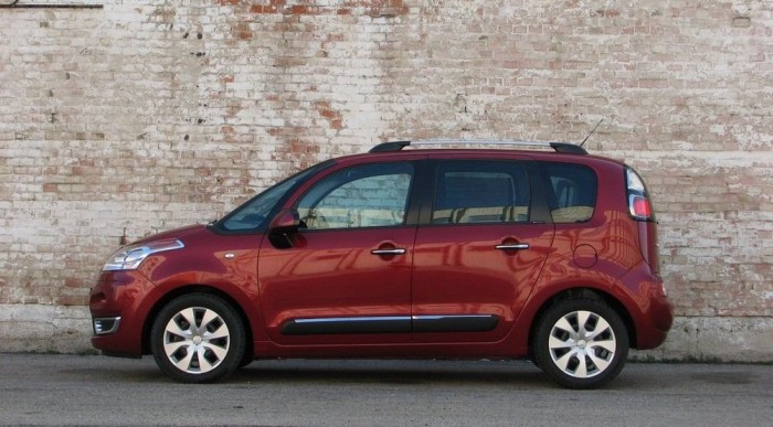 Sötét hátsó üvegek és árnyékolórolók az Exclusive-ban