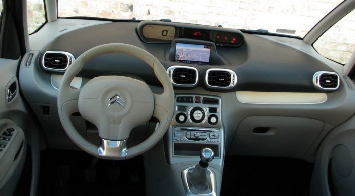 Barátságos vezetői környezet, szétszórt műszeregység