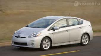 Mazdába kerül a Toyota hibrid technikája