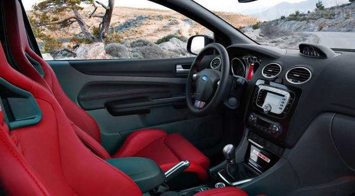 Durva kivitel a Ford Focusból 7 | Vezess Piros ülésekkel