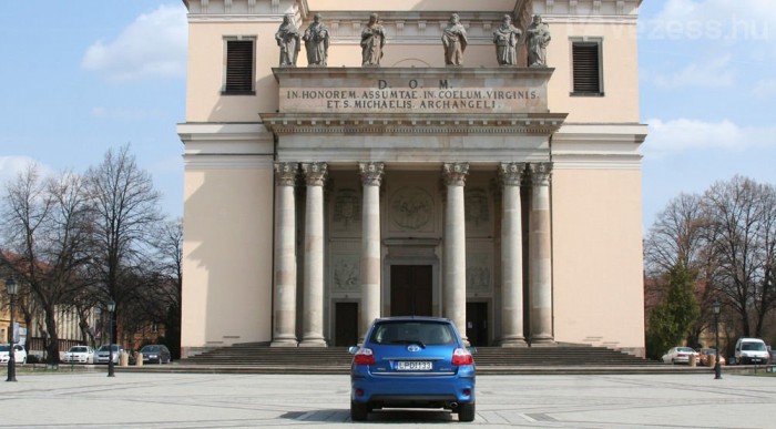 A székesegyháznál, a váci piarista gimnázium mellett vagyunk