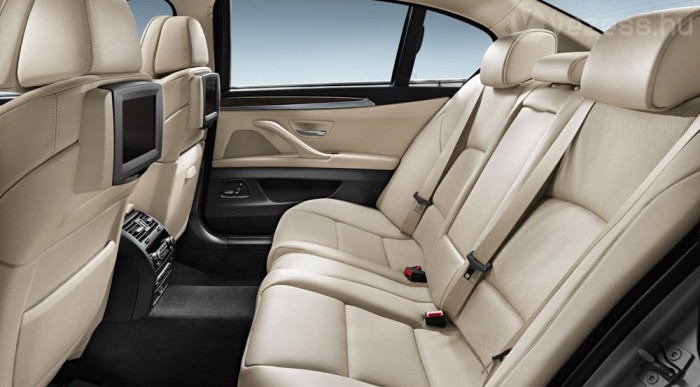 Képernyő és asztalka is van