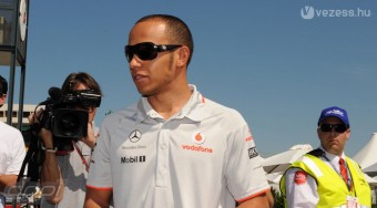 F1: Hamilton nem siet a menedzserrel