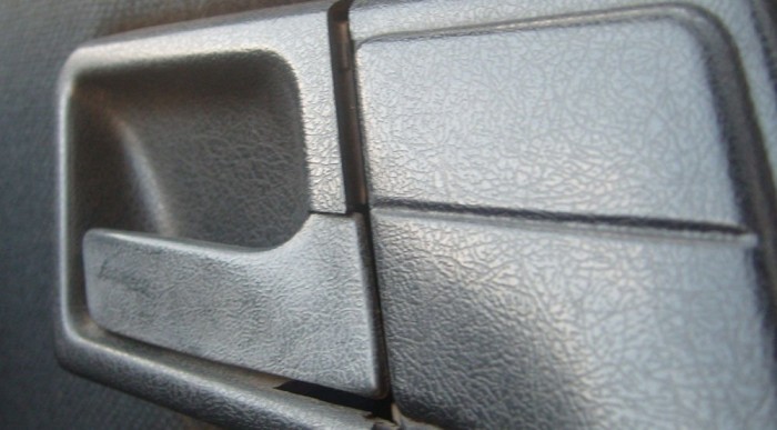 A kivétel nélkül fehéredő műanyag elemek.