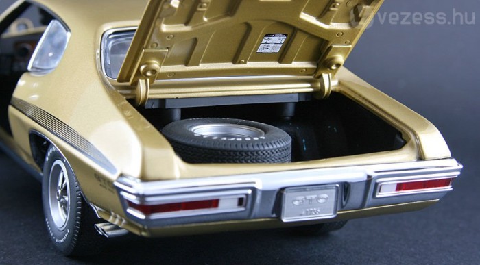 Tábla a csomagtartóban