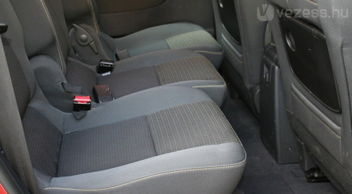 Egyenként állíthatóak a hátsó ülések