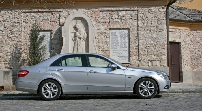 Elöl és hátul is hajt